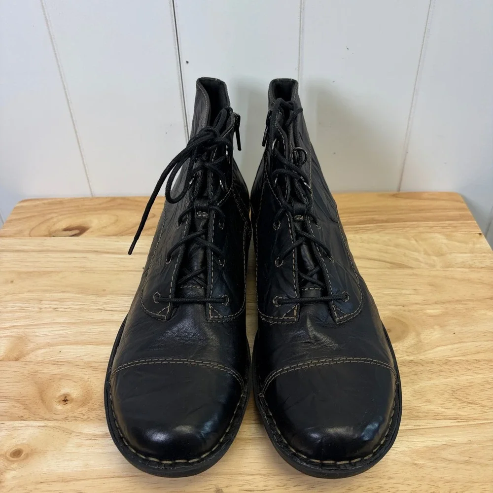 Clarks Bendables Dark Academia Crinkled Leather Ankle Boots Women Size 10M Comfy